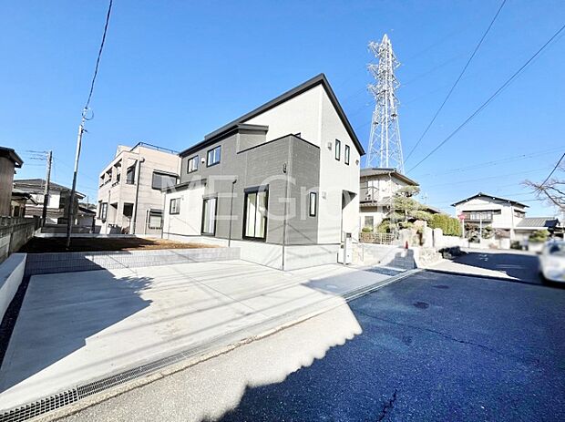 ~Exterior~ 前面道路は閑静な住宅地をはしる車通りの少ない道路。駐車の出し入れもらくらくです!ご不明点・現地見学のご希望は、お気軽にお問い合わせください!