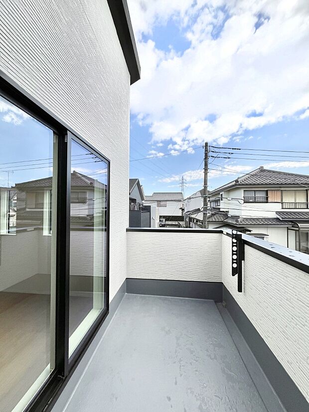 ~Balcony~ 南向きのバルコニーの前には雲以外に太陽を遮るものがありません。お洗濯物も乾きやすく、何より明るく気持ちのいい光が入ってきます。使いやすく開放的なバルコニーです♪