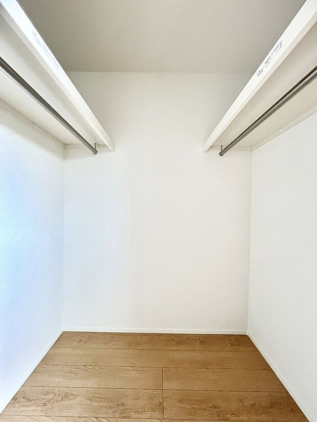 ～Walk-in Closet～　必要なものやコーディネートを一覧して確認でき、身支度や準備が短時間で済むウォークインクローゼットを設置しました。家の中をすっきりとさせる便利な収納スペースです。