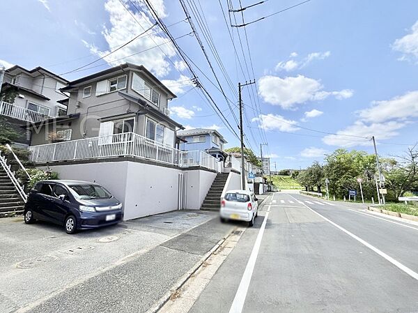前面道路はきちんと整備されています