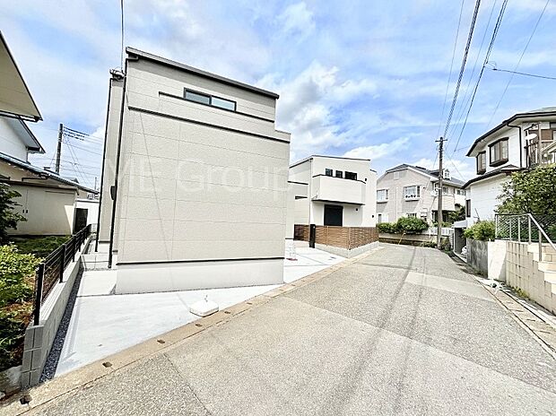 ～Exterior～　前面道路は閑静な住宅地をはしる車通りの少ない道路。駐車の出し入れもらくらくです！ご不明点・現地見学のご希望は、お気軽にお問い合わせください！