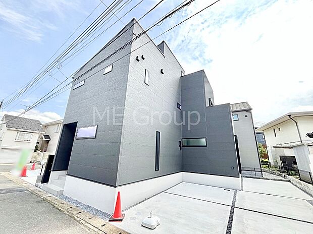 ◆1号棟◆～Exterior～　堂々たる趣ながら、主張し過ぎずどこか余裕を感じさせるシャープなフォルムで佇む邸宅は、晴天の空と照らし合わせる事で、本来あるべき完成形の姿を見せてくれます。