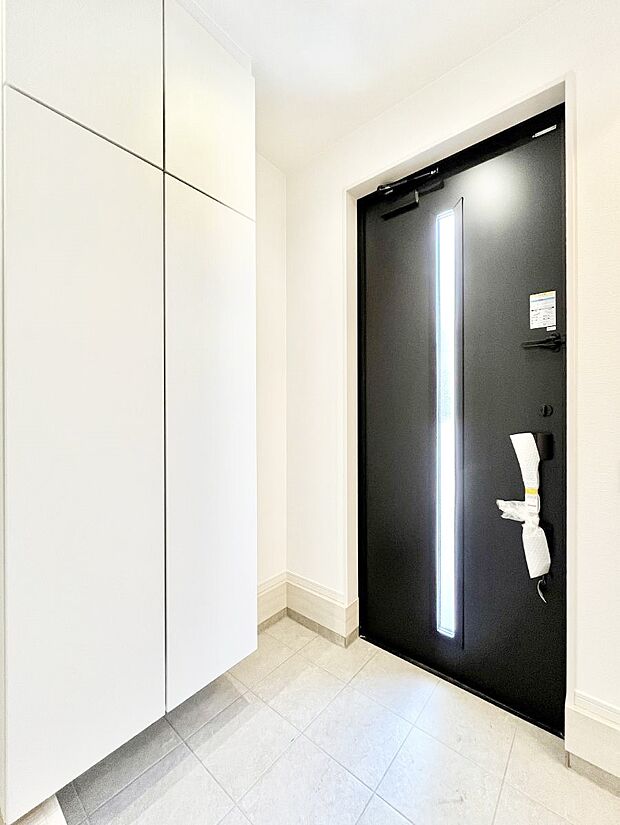 ◆1号棟◆~Entrance~ 玄関は家の顔といわれますが我が家のセンスをさりげなく感じさせる魅力ある玄関造りも楽しみの一つ。帰宅する度に家族がほっとできる心地よい空間造りも大切ですね♪