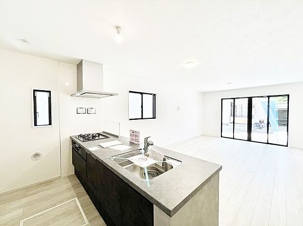 ◆1号棟◆~Kitchen~ 自然光が入る窓のあるキッチン☆毎日使う場所だからこそ、使い勝手を考慮しました。ゆったりとしたキッチンコーナーは質感豊かな仕上がりとなっております。