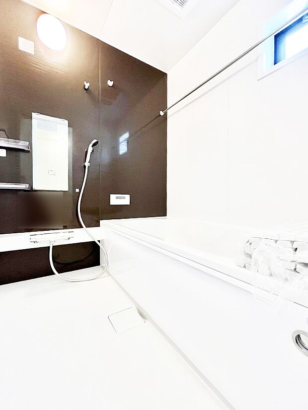 ◆1号棟◆~Bath Room~ 落ち着いた雰囲気の浴室で明日に向けてリフレッシュ。浴室乾燥機能も付いているので隣の洗濯機置き場で洗い上がった洗濯物を、雨の日も天気を気にせず乾燥させることも可能です。