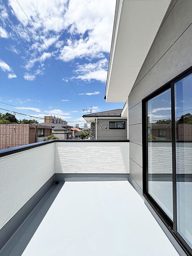 ◆2号棟◆～Balcony～　南向きのバルコニーの前には雲以外に太陽を遮るものがありません。お洗濯物も乾きやすく、何より明るく気持ちのいい光が入ってきます。家族全員分の洗濯物も一気に干せます。