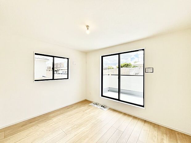 ◆2号棟◆～Bed Room～　2面採光を確保した明るい室内は、風通しも良く、大変居心地の良い空間となっております。爽やかな風を感じて起きる朝は、快適生活の始まりに！日当たりや通風がとても良い住まい♪