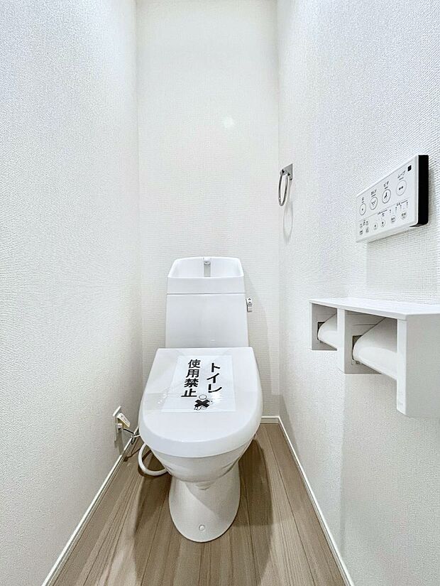 ◆1号棟◆~Toilet~ 清潔感のある水回り♪トイレはウォシュレット付きです◎トイレは毎日使わざるを得ないもの。いつも清潔を保ちたいですね。トイレが2ヶ所あるので朝の混雑時に便利です!