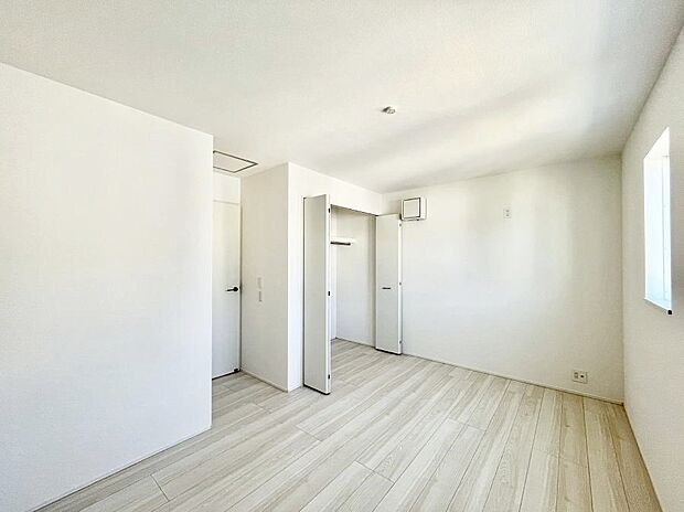 ～Bed Room～  全居室には収納クローゼットを完備！普段使いのお洋服や小物はもちろん、季節物のお洋服などもしっかりと整理整頓おしまい頂けます。  居室空間を広く使用できますね。