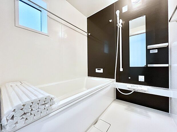 ◆1号棟◆~Bath Room~ 窓付きのバスルームは、採光もあり明るく気持ちの良い空間です。窓があることで、換気環境も良好。ゆったり寛げるバスルームで、毎日のバスタイムが楽しみになりそうです。