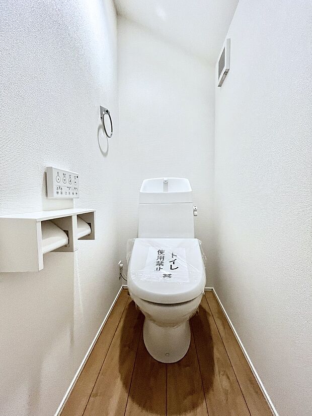 ◆1号棟◆~Toilet~ 清潔感のある水回り♪トイレはウォシュレット付きです◎トイレは毎日使わざるを得ないもの。いつも清潔を保ちたいですね。トイレが2ヶ所あるので朝の混雑時に便利です!