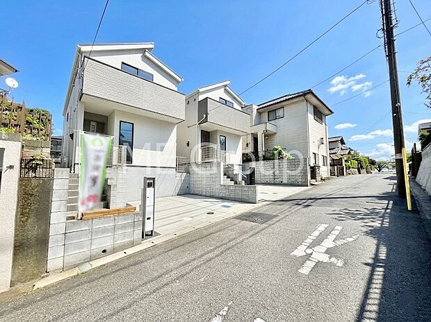 ~Exterior~ 前面道路は閑静な住宅地をはしる車通りの少ない道路。駐車の出し入れもらくらくです!ご不明点・現地見学のご希望は、お気軽にお問い合わせください!