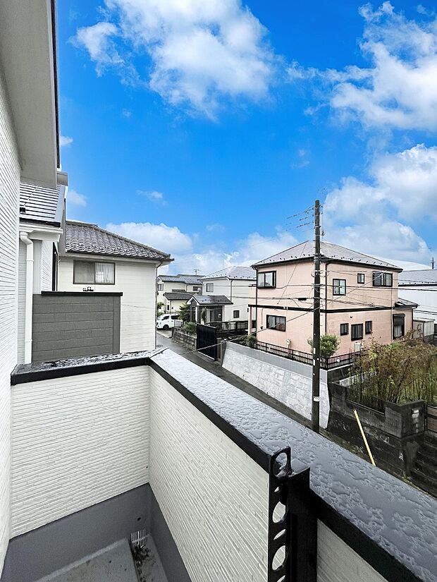 ◆1号棟◆~Balcony~ バルコニーは温かい陽がさしこみ、お布団や洗濯物を気持ちよく干すことができます。使いやすく開放的なバルコニーです♪陽ざしがたっぷり降り注ぐ、バルコニー付き住まい。