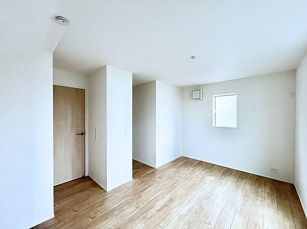 ◆1号棟◆~Bed Room~ 「今日も一日お疲れ様」とご夫婦でゆったりくつろげる寝室。毎日の家事やお仕事に疲れた日はフカフカのベットで癒されてください。本棚をおいても快適な広さが自慢♪