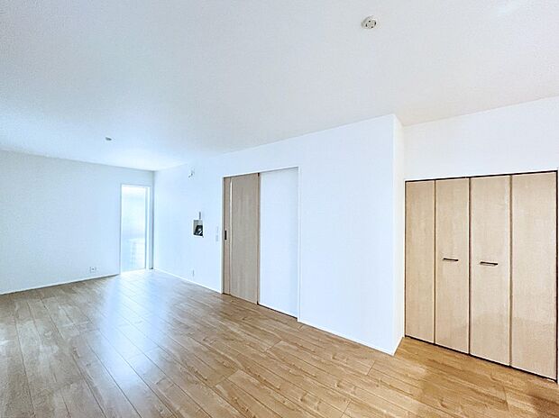 ◆1号棟◆~Living~ 豊かな陽光がこの場所を照らしだす。光溢れるこの空間はみんなの笑顔が集う場所、時を忘れ、つきることのないたわいもない会話を楽しむ時間、たくさんの思いが綴られる場所。