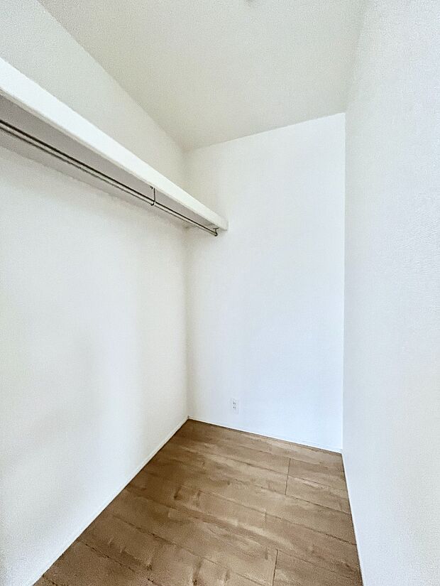 ◆1号棟◆~Walk-in Closet~ たくさんの洋服をかけてもシワになりにくいウォークインクローゼット。洋服以外にも、普段使わない家電やスーツケース、ストック品など何でも片付く嬉しい空間です。