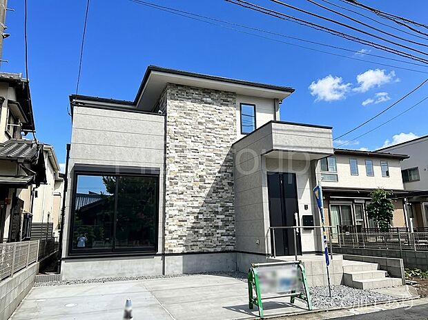 ～Exterior～　堂々たる趣ながら、主張し過ぎずどこか余裕を感じさせるシャープなフォルムで佇む邸宅は、晴天の空と照らし合わせる事で、本来あるべき完成形の姿を見せてくれます。