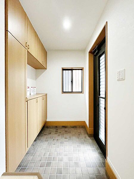 ～Entrance～　家の中でお客様を迎える最初の場所である玄関は、家の印象そのものです！豊富な玄関収納で、常に綺麗に保つことが出来ます♪玄関にはたっぷり収納の下駄箱を完備！