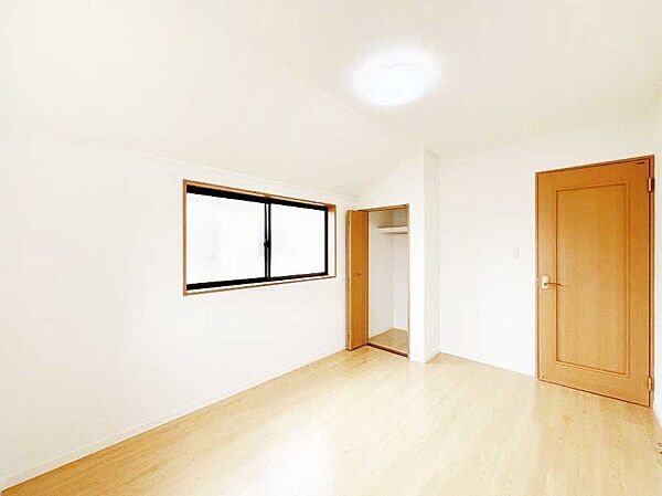 ～Bed Room～　子供部屋はお子様にとって大変重な役割があります。子供一人で過ごす空間を与えることで、宿題や勉強時間も自然と増えまた自ら部屋の片付けや掃除なども促すことに繋がります。