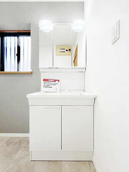 ～Dressing Room～　暗くなりがちな洗面所も窓があると採光と換気が可能なので気持ちよくお使い頂けます。三面鏡タイプの洗面台は鏡裏収納で散らかりがちな洗面所もスッキリ♪