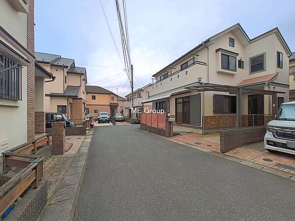 ～Exterior～　前面道路：南西 4.9m 公道、南東 4.9m 公道　低層の一戸建てを中心とした街並みが整然と続き、周辺は高い建物が建っていないので、緑の多い閑静な趣を感じる環境です。