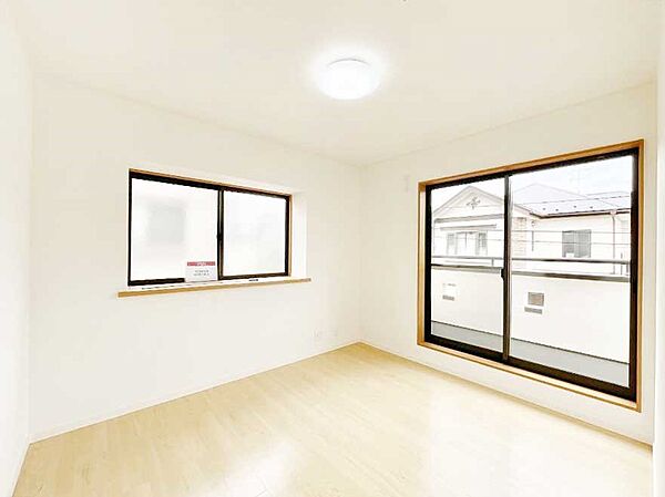 ～Bed Room～　2面採光を確保した明るい室内は、風通しも良く、大変居心地の良い空間となっております。爽やかな風を感じて起きる朝は、快適生活の始まりに！日当たりや通風がとても良い住まい♪
