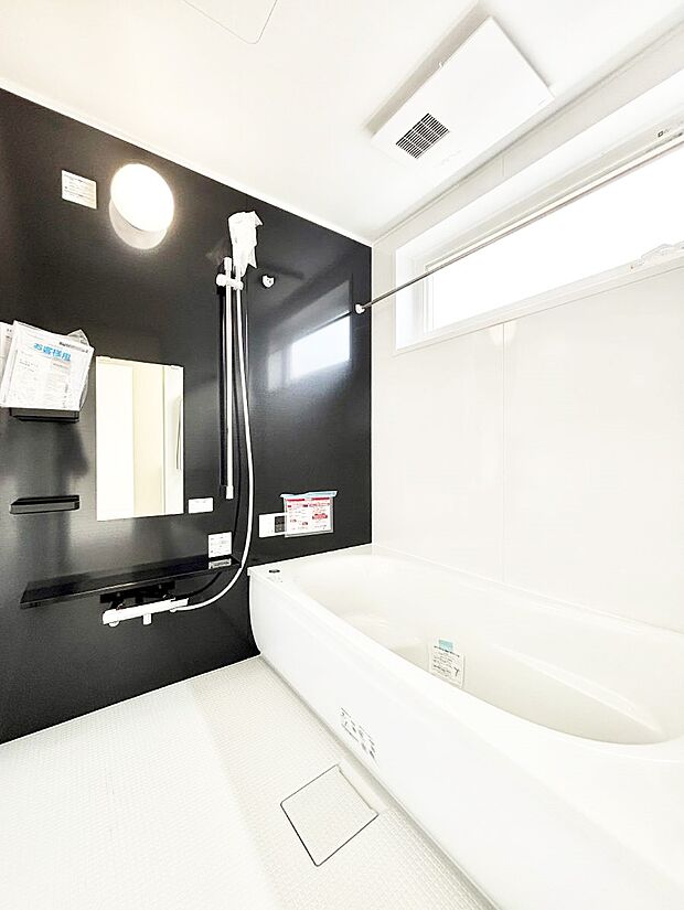 ◆No.2◆～Bath Room～　窓付きのバスルームは、採光もあり明るく気持ちの良い空間です。窓があることで、換気環境も良好。ゆったり寛げるバスルームで、毎日のバスタイムが楽しみになりそうです。