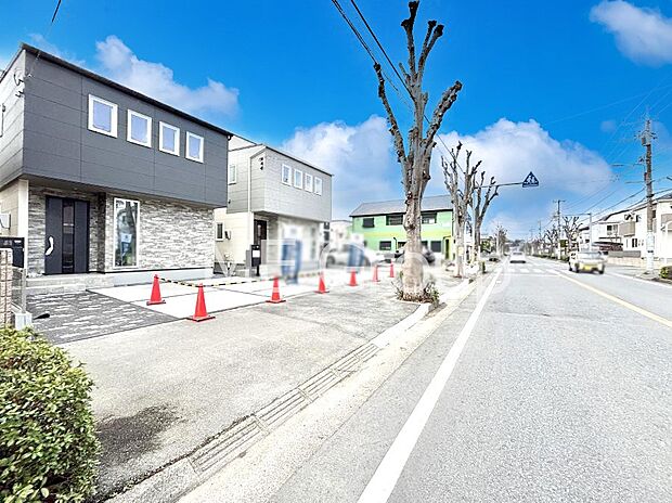 ～Exterior～ 　前面道路：北 15m 公道　 前面道路は閑静な住宅地をはしる車通りの少ない道路。駐車の出し入れもらくらくです！ご不明点・現地見学のご希望は、お気軽にお問い合わせください！