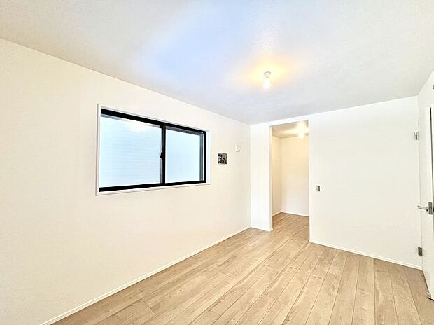 ◆1号棟◆～Bed Room～　マンションと違い部屋数が多いのが戸建てのメリットです。ご家族が増えたことで手狭に感じていた住まいも戸建てでは各居室プライバシーを保つことができます。