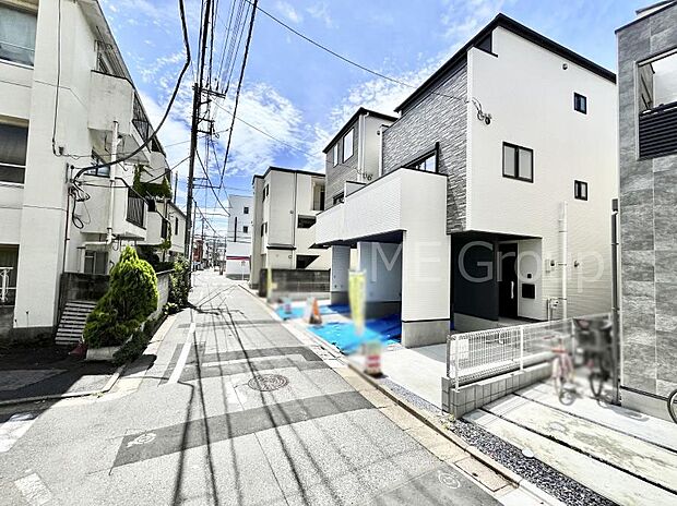 ～Exterior～　前面道路：南東 4.54m 公道　前面道路は閑静な住宅地をはしる車通りの少ない道路。駐車の出し入れもらくらくです！ご不明点・現地見学のご希望は、お気軽にお問い合わせください！