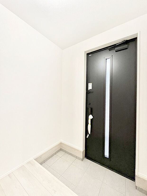 ◆2号棟◆～Entrance～　玄関は家の顔といわれますが我が家のセンスをさりげなく感じさせる魅力ある玄関造りも楽しみの一つ。帰宅する度に家族がほっとできる心地よい空間造りも大切ですね♪