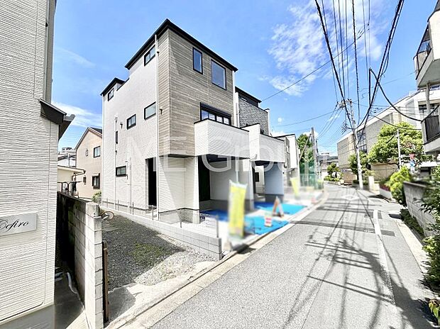 ～Exterior～　前面道路：南東 4.54m 公道　前面道路は閑静な住宅地をはしる車通りの少ない道路。駐車の出し入れもらくらくです！ご不明点・現地見学のご希望は、お気軽にお問い合わせください！