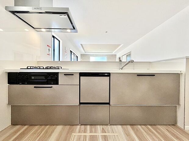~Kitchen~ 会話が弾むリビング、料理が愉しくなるキッチン。家は、ただ生活する場ではなく、暮らしを愉しく、快適にする場所。笑顔の毎日、安らぎの日々のために、最新の設備・仕様を採用。