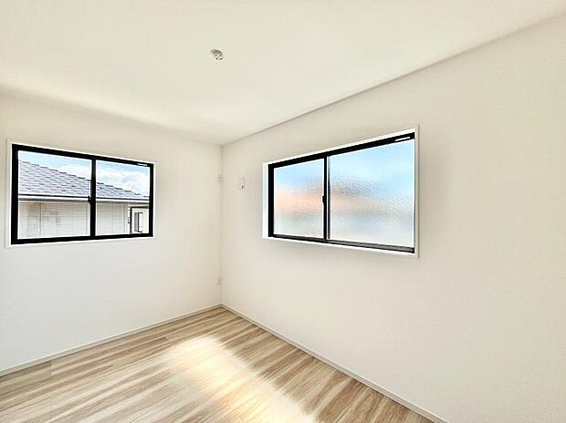 ~Bed Room~ 2面採光を確保した明るい室内は、風通しも良く、大変居心地の良い空間となっております。爽やかな風を感じて起きる朝は、快適生活の始まりに!日当たりや通風がとても良い住まい♪