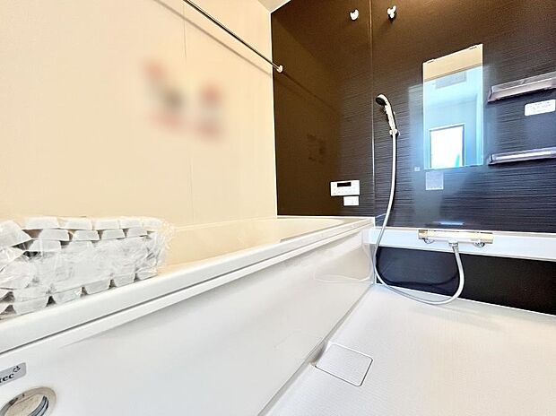 ～Bath Room～　落ち着いた雰囲気の浴室で明日に向けてリフレッシュ。浴室乾燥機能も付いているので隣の洗濯機置き場で洗い上がった洗濯物を、雨の日も天気を気にせず乾燥させることも可能です。