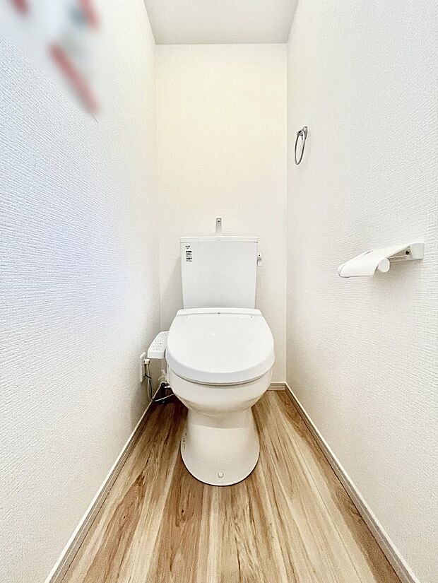 ~Toilet~ 綺麗・スッキリ・快適なウォシュレット付トイレでくつろげる空間です。 トイレは毎日使わざるを得ないもの。いつも清潔を保ちたいですね。 トイレが2ヶ所あるので朝の混雑時に便利です!