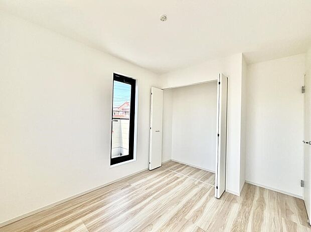 ~Bed Room~ 部屋数が多いのが戸建てのメリットです。ご家族が増えたことで手狭に感じていた住まいも戸建てでは各居室プライバシーを保つことができます。住まいにゆとりが生まれ心もリラックスできます♪