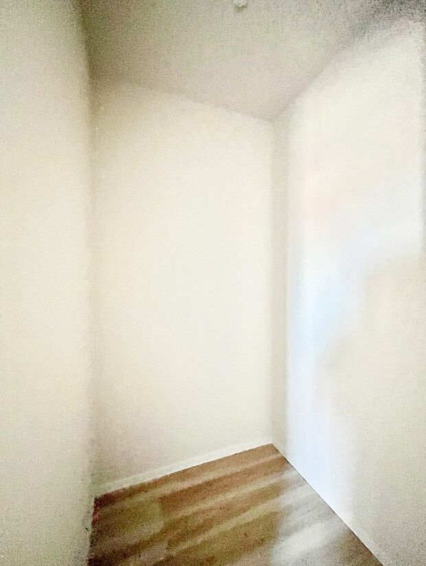 ~Walk-in Closet~ 必要なものやコーディネートを一覧して確認でき、身支度や準備が短時間で済むウォークインクローゼットを設置しました。家の中をすっきりとさせる便利な収納スペースです。