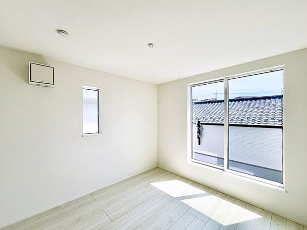 ~Bed Room~ 部屋数が多いのが戸建てのメリットです。ご家族が増えたことで手狭に感じていた住まいも戸建てでは各居室プライバシーを保つことができます。住まいにゆとりが生まれ心もリラックスできます♪