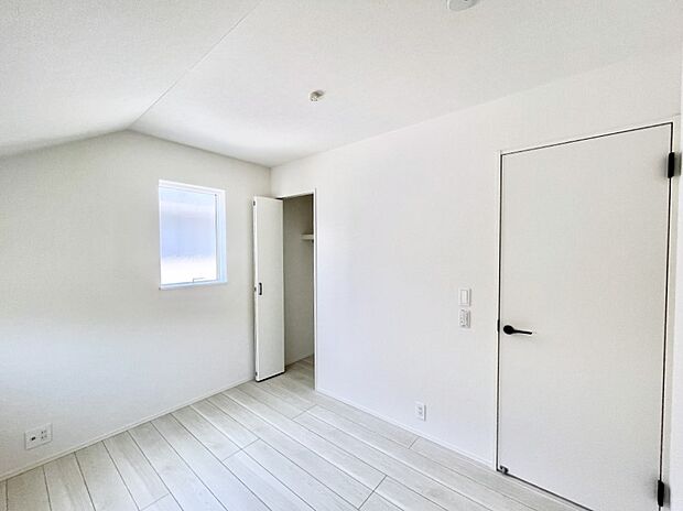 ~Bed Room~ 子供部屋はお子様にとって大変重な役割があります。子供一人で過ごす空間を与えることで、宿題や勉強時間も自然と増えまた自ら部屋の片付けや掃除なども促すことに繋がります。
