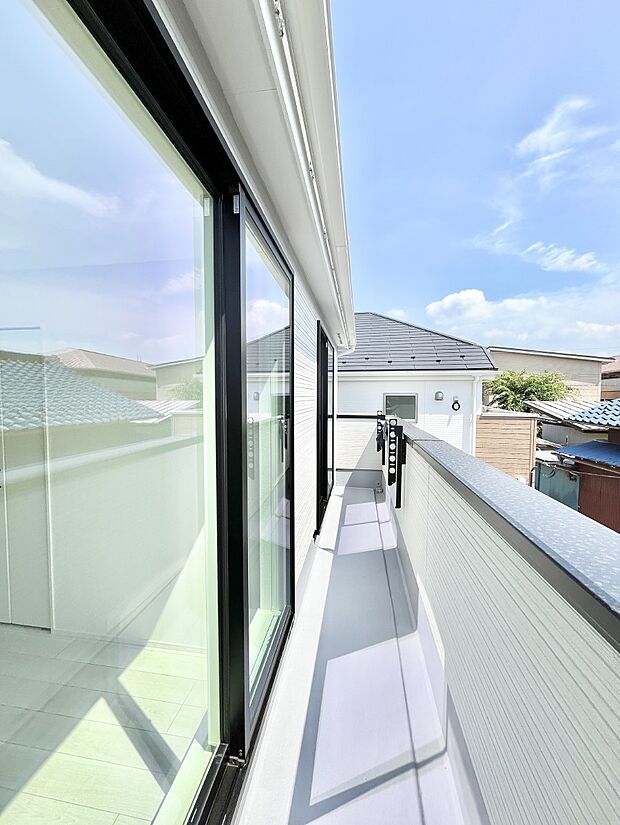 ~Balcony~ 南向きのバルコニーの前には雲以外に太陽を遮るものがありません。お洗濯物も乾きやすく、何より明るく気持ちのいい光が入ってきます。使いやすく開放的なバルコニーです♪
