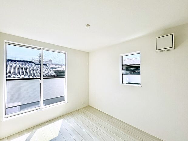 ~Bed Room~ 2面採光を確保した明るい室内は、風通しも良く、大変居心地の良い空間となっております。爽やかな風を感じて起きる朝は、快適生活の始まりに!日当たりや通風がとても良い住まい♪