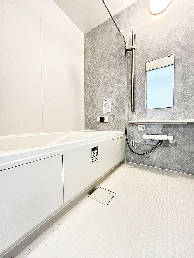 ～Bath Room～　落ち着いた雰囲気の浴室で明日に向けてリフレッシュ。浴室乾燥機能も付いているので隣の洗濯機置き場で洗い上がった洗濯物を、雨の日も天気を気にせず乾燥させることも可能です。