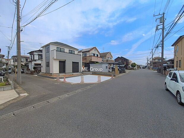 ~Exterior~ 前面道路:南 8m 公道、西 4.5m 私道 低層の一戸建てを中心とした街並みが整然と続き、周辺は高い建物が建っていないので、緑の多い閑静な趣を感じる環境です。