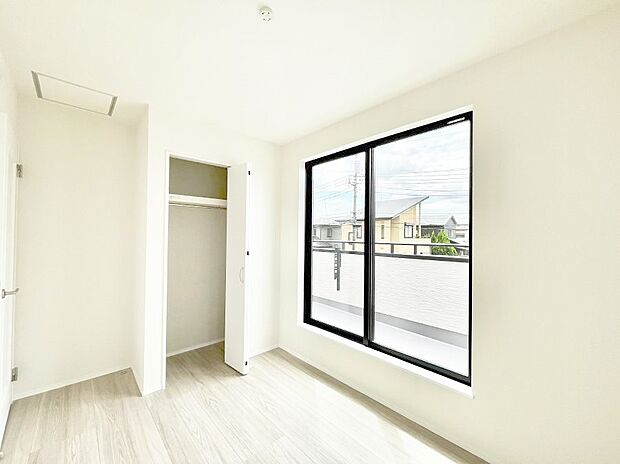 ～Bed Room～　バルコニーからの採光で朝もスッキリ目が覚めそうですね！穏やかな光が差し込む室内には、穏やかな時間が流れます。休日には、落ち着いた空間で自分の趣味を楽しむのはいかがですか。