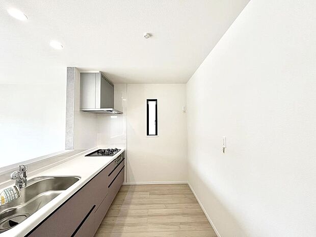 ◆C号棟◆~Kitchen~ 自然光が入る窓のあるキッチン☆毎日使う場所だからこそ、使い勝手を考慮しました。ゆったりとしたキッチンコーナーは質感豊かな仕上がりとなっております。
