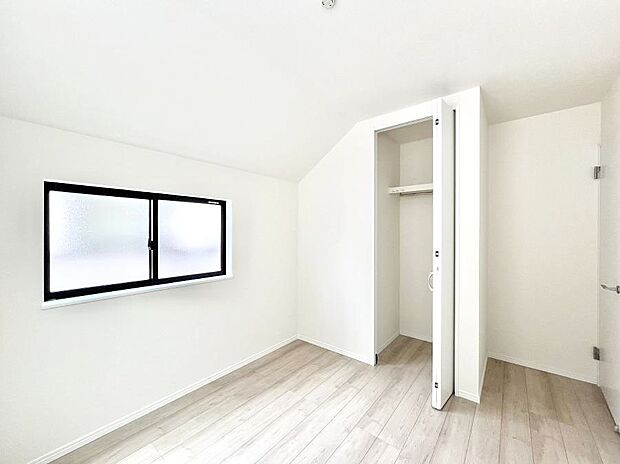◆C号棟◆~Bed Room~ 全居室には収納クローゼットを完備!普段使いのお洋服や小物はもちろん、季節物のお洋服などもしっかりと整理整頓おしまい頂けます。 居室空間を広く使用できますね。
