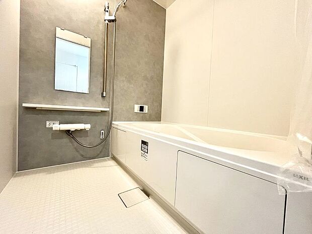 ◆C号棟◆~Bath Room~ 足を伸ばして入浴することが可能!一日の疲れを癒す貴重なバスタイムです。お子様とご一緒でも十分な広さなので、リビングとは違った家族団欒のひと時をお楽しみいただけます。