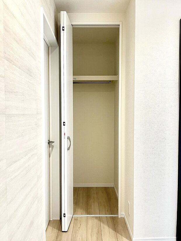 ◆C号棟◆玄関ホール収納です。掃除道具やお出かけ用グッズの収納に便利です。