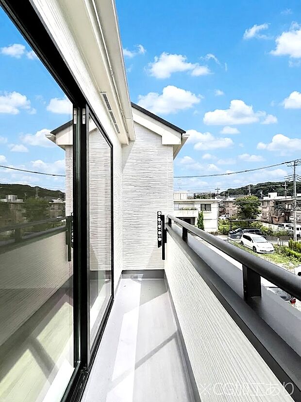 ◆C号棟◆~Balcony~ 大きな空に囲まれた気持ちのいい家。バルコニーを覗くだけで圧倒的な開放感に包まれます。バルコニーは陽がさしこみお布団や洗濯物を気持ちよく干すことができます。